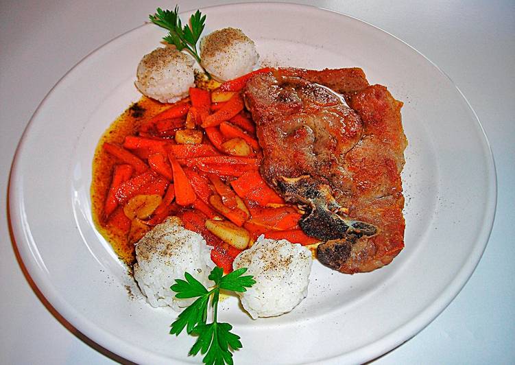 Chuleta de cerdo con zanahorias caramelizadas y bolas de arrozhervido