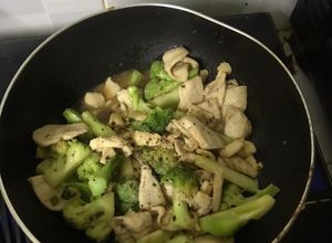 Hình của món Ức gà xào súp lơ xanh tăng cơ giảm mỡ.