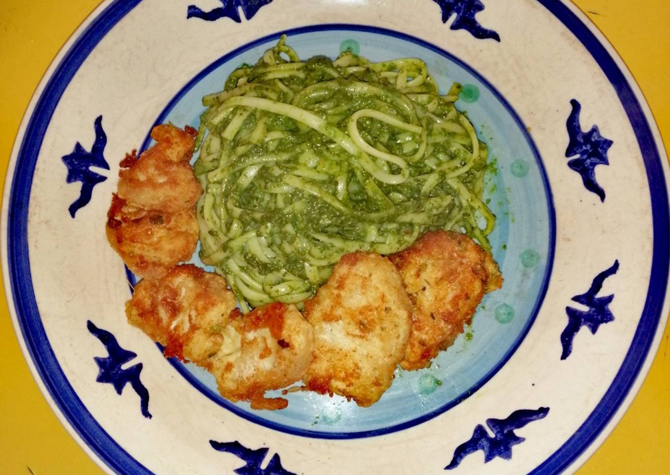 Fideos al Pesto con Pollito Dorado