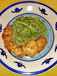 Una foto de Fideos al Pesto con Pollito Dorado
