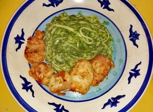 Una foto de Fideos al Pesto con Pollito Dorado