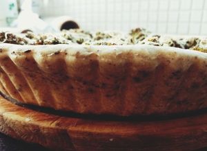 Una foto de Tarta de brócolis, queso crema y masa de tierra de aceitunas