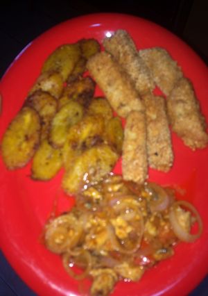 A picture of Yamgarrita with plantain and sauce.