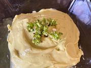 Una foto de hummus d aguacate