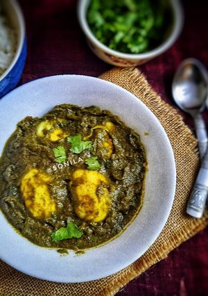 A picture of Hariyali Egg curry.