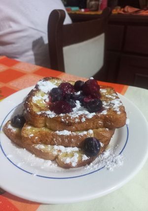 Una foto de Tostadas Francesas🍞🍒🍇