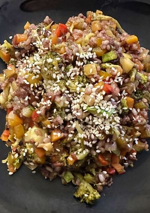 Una foto de Arroz integral con verduras