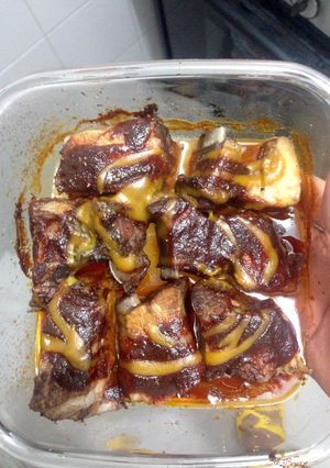 Una foto de Costillas de cerdo bañadas en salsa BBM y miel