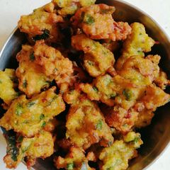 A picture of Onion Palak pakoda.