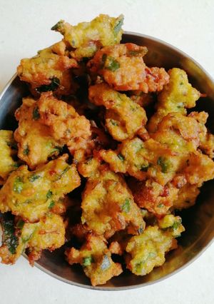 A picture of Onion Palak pakoda.