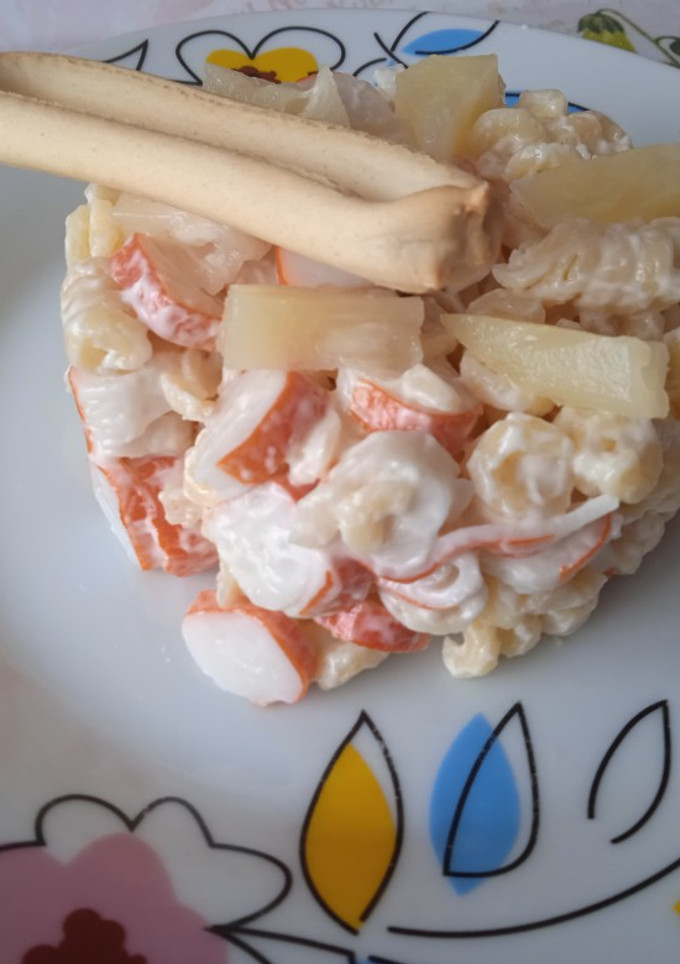 Una foto de Ensaladilla de pasta, piña y surimi