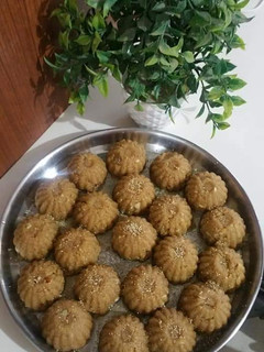 ચૂરમાં ના લાડુ(churma na ladu recipe in gujarati) રેસીપી મુખ્ય ફોટો