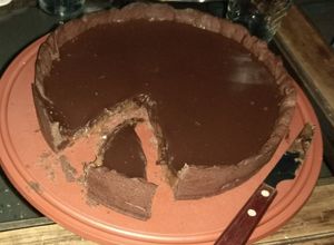 Una foto de Tarta de chocolate con mousse de leche condensada y ganache de chocolate semi amargo