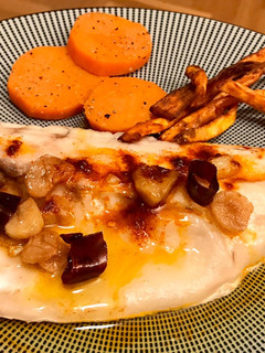 Una foto de Lubina al vapor con ajo confitado ahumado y mix de batata 🍠 con Mambo Cecotec