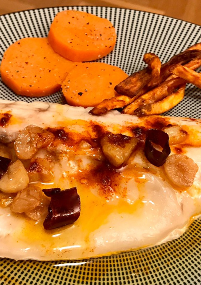 Una foto de Lubina al vapor con ajo confitado ahumado y mix de batata 🍠 con Mambo Cecotec