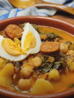 Una foto de Potaje de garbanzos con chorizo