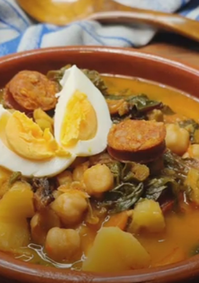 Una foto de Potaje de garbanzos con chorizo