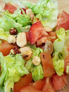 Una foto de Ensalada con fresas y frutos secos