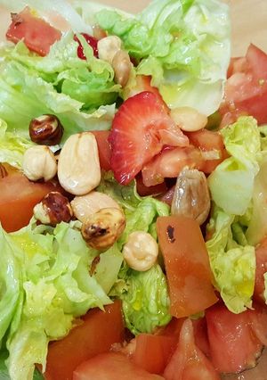 Foto principal de Ensalada con fresas y frutos secos
