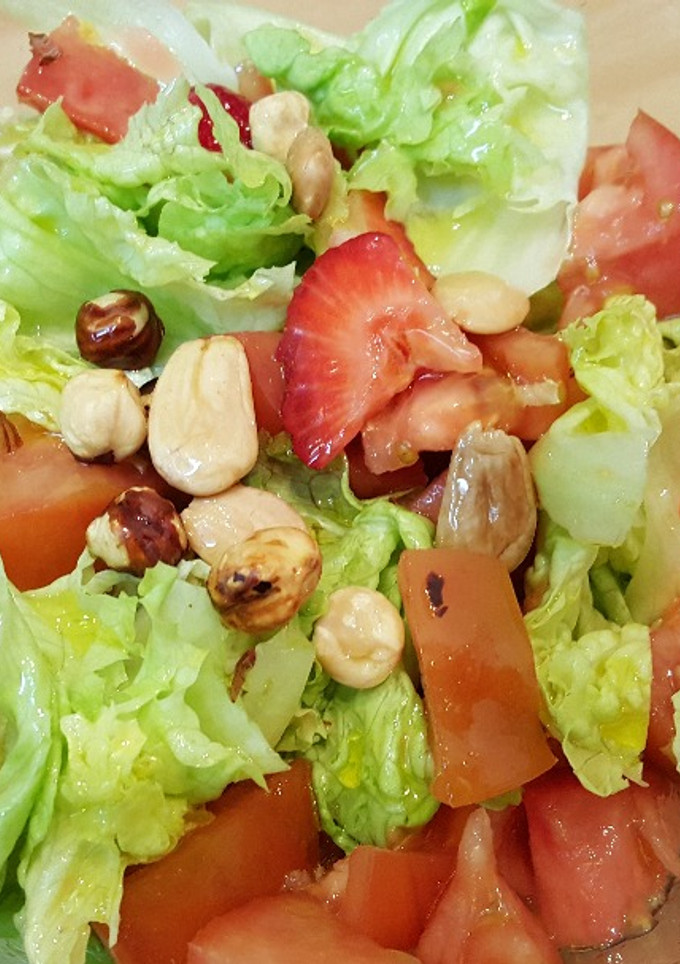 Una foto de Ensalada con fresas y frutos secos