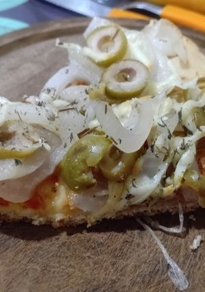 Una foto de Pizza🍕de cebolla 🧅alimonada🍋