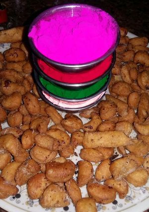A picture of Kaju namak pare.