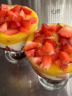 Una foto de Postre de mango y fresas