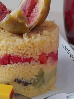 Una foto de Fruta con cuscús - o tabulé de fruta-