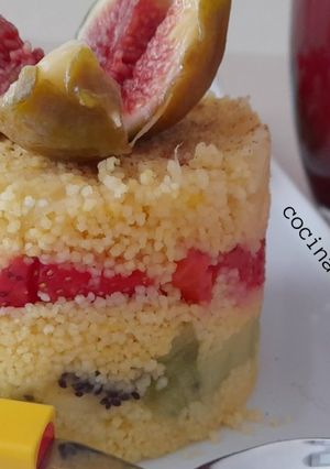 Una foto de Fruta con cuscús - o tabulé de fruta-