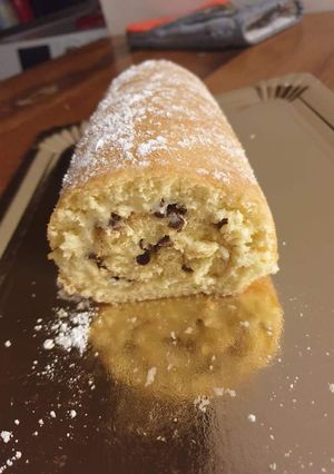 Une photo de ~ gâteau roulé crème pâtissière vanille pépites chocolat noir ~