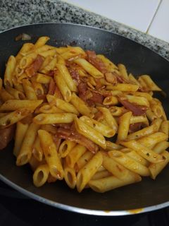 Una foto de 🍝 Pasta con bacon y cebolla