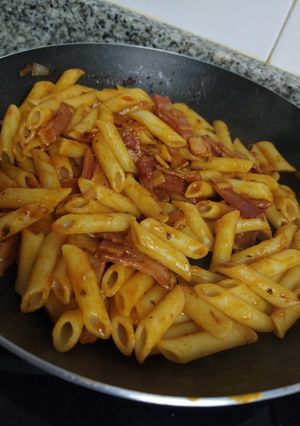 Una foto de 🍝 Pasta con bacon y cebolla