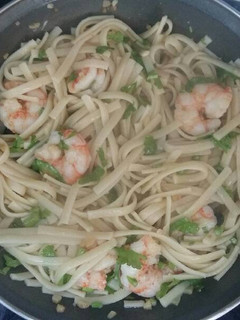 Una foto de Spaguetti troceados con gambón