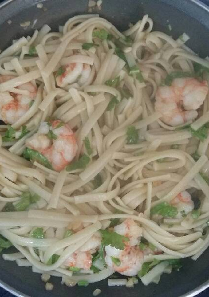 Una foto de Spaguetti troceados con gambón