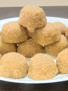 ચૂરમા ના લાડુ (Churma Ladoo Recipe In Gujarati) રેસીપી મુખ્ય ફોટો