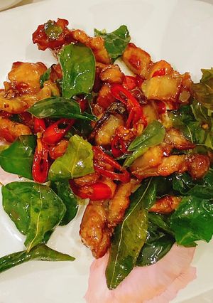 Hình của món Thịt ba chỉ cháy cạnh rim lá chanh.
