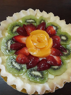 Una foto de Tarta frutal🍓🥝🍑😍
