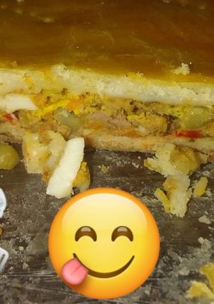 Una foto de Tarta Con Relleno de Carne molida, arvejas, huevos, papa, zanahoria, morrón y cebolla
