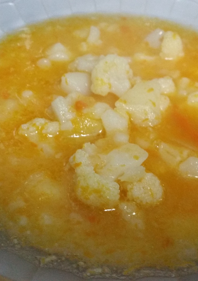 Una foto de Cremita de calabaza con árboles de coliflor