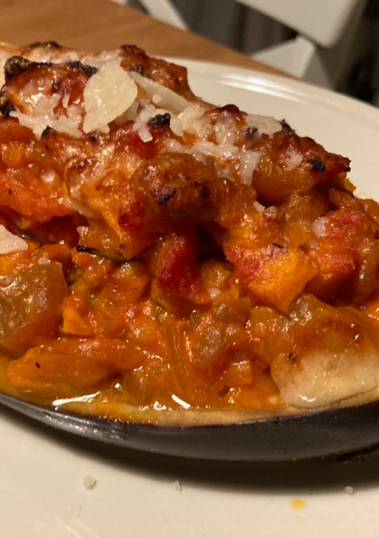 Una foto de Berenjenas rellenas de batata, zanahoria y queso