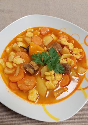 Gulyásleves házi csipetkével recept fotója