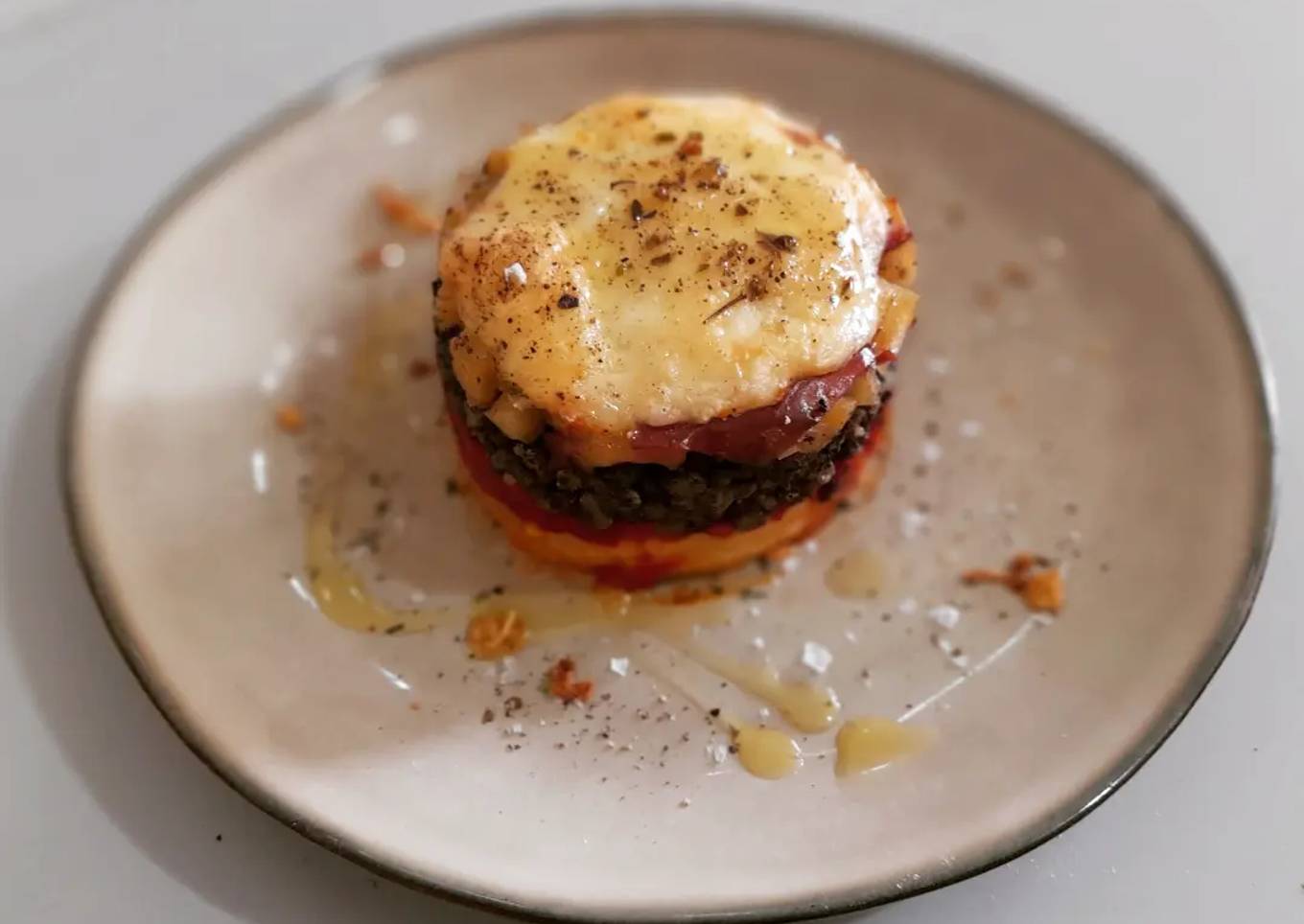 Timbal de patata, piquillo, morcilla y manzana gratinado