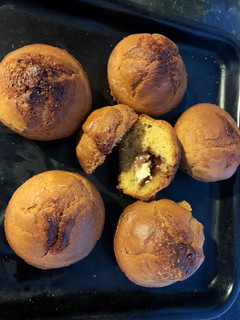 Una foto de Muffin que salen rellenos del horno