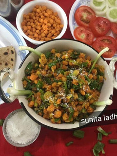 हरे प्याज़ और बूंदी की सब्जी (Hare Pyaz aur boondi ki sabzi recipe in Hindi) रेसिपी मुख्य फोटो