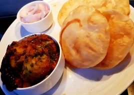 बंगाली लुची आलू दम (Bangali Luchi Aalo Dum Recipe In Hindi)