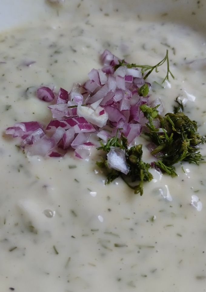 Una foto de Salsa🧆para frituras y asados...🧅🌿🥙