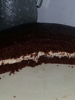 Una foto de Bizcochuelo de chocolate con relleno de limón (sin huevo ni leche)
