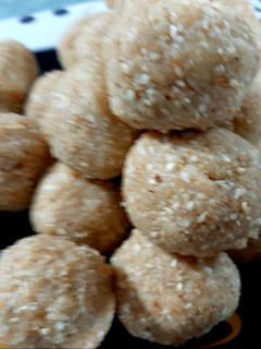 तिल लडडू (Til laddu recipe in Hindi) रेसिपी मुख्य फोटो