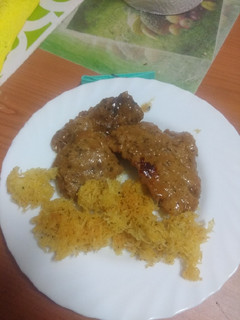 Una foto de Solomillo de cerdo con salsa de cebolla y papas paja