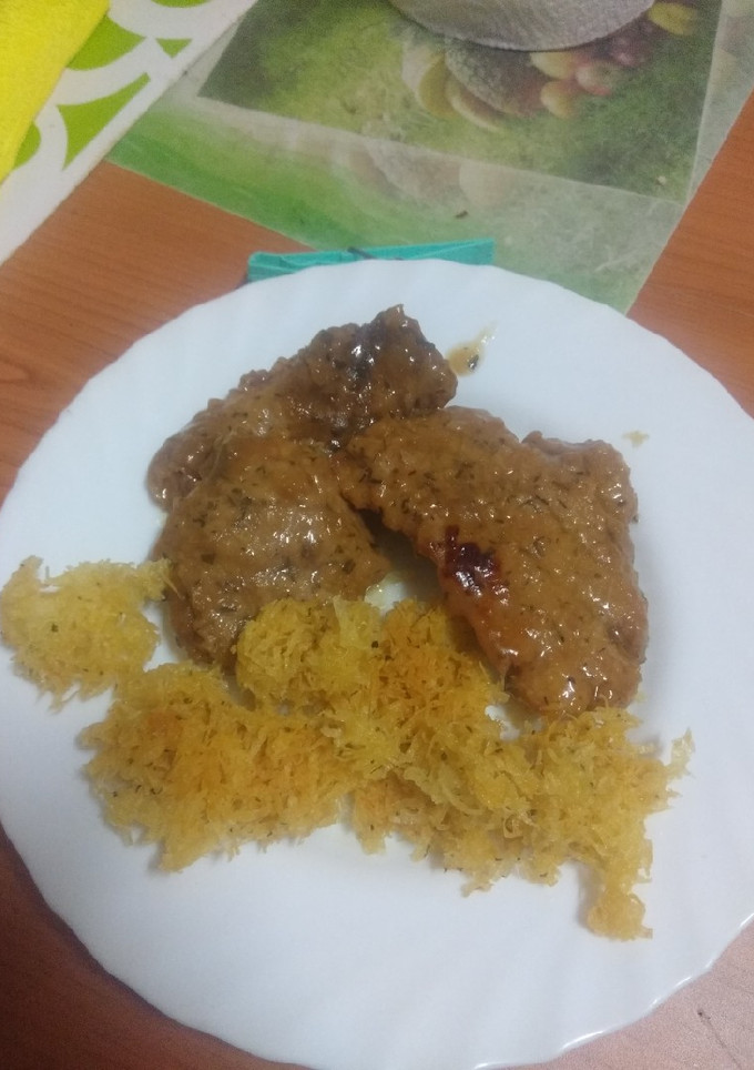 Una foto de Solomillo de cerdo con salsa de cebolla y papas paja